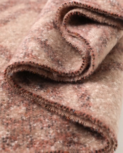 Gros plan sur un tricot rose-marron doux montrant la texture et les coutures de qualité