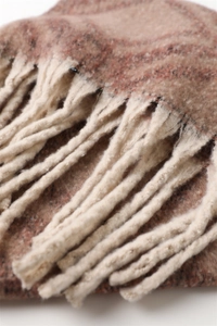 Détail de l'écharpe marron aspect cachemire avec de longues franges crème épaisses