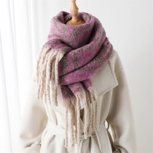 Écharpe épaisse à carreaux bordeaux et beige avec franges sur un mannequin de bois