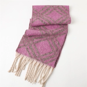 Détail de l'écharpe géométrique en maille rose et grise avec de longs glands crème