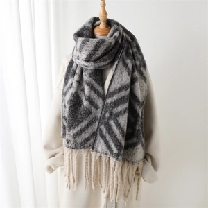 Écharpe d'hiver imitation cachemire à motifs géométriques et pompons sur un mannequin