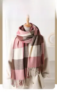 Détail d'une écharpe à carreaux rose et marron avec franges douces et texture cachemire