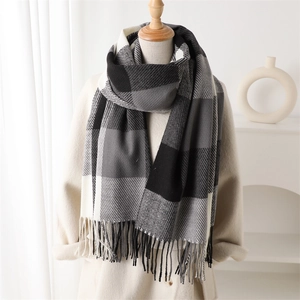 Écharpe châle à carreaux noirs et gris aspect cachemire avec franges élégantes pour femme