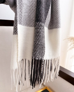 Vue détaillée de l'écharpe en cachemire à carreaux gris avec tissage sergé et longues franges