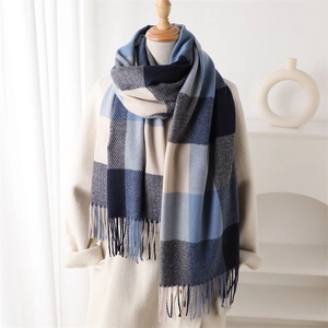 Écharpe chaude à carreaux bleu et beige façon cachemire avec franges sur un mannequin