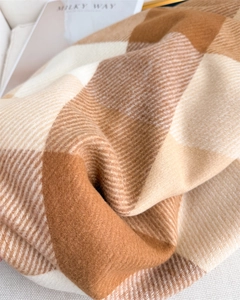 Gros plan sur le tissu doux à carreaux de l'écharpe avec texture style cachemire