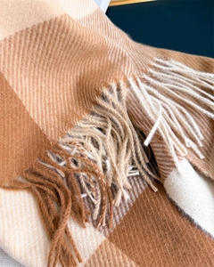 Gros plan sur l'écharpe à carreaux terre et les franges douces pour la mode d'hiver