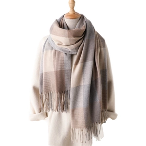Écharpe à carreaux et glands en faux cachemire marron et gris sur mannequin