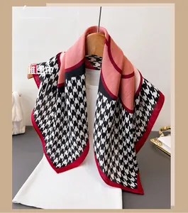 Detailansicht eines eleganten Fischgrätenmusterschals mit schwarz-weiß-pinken Farbblöcken