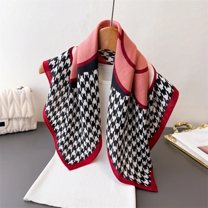 Eleganter Seidenschal mit Fischgrätenmuster in Rot Schwarz und Weiß an weißem Oberteil