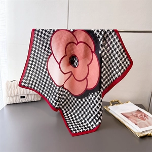 Eleganter Seidenschal mit schwarz-weißem Hahnentrittmuster und rosa Kamelienblüte