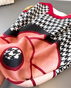 Detail von Fischgräten-Baumwoll-Leinen-Schal mit Hahnentrittmuster und roten Blumendesigns