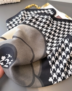 Detailaufnahme des eleganten schwarz-weißen Hahnentritt-Schals mit feiner Köperbindung
