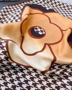 Detailaufnahme eines Baumwollschals mit Fischgrätmuster, Hahnentritt und Blumenmotiv