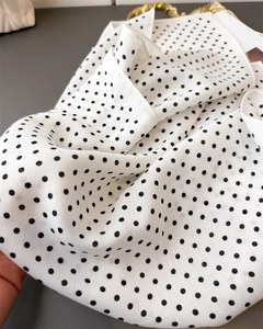 Detail van een klassieke zwart-witte zijden sjaal met twill-textuur en zachte drapering