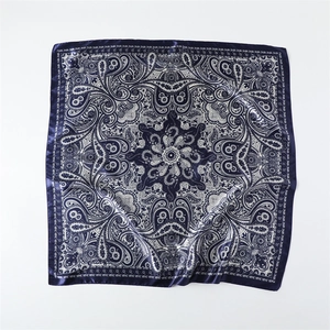 Carré de soie satiné bleu marine avec motif paisley et mandala pour femmes