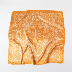 Carré en soie satinée orange avec motifs paisley élégants de style bohème