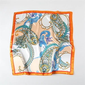 Foulard in seta satinata con stampa paisley e vivace bordo arancione in stile bohémien