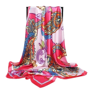 Sciarpa in seta satinata rosa con stampa paisley e motivi vintage colorati