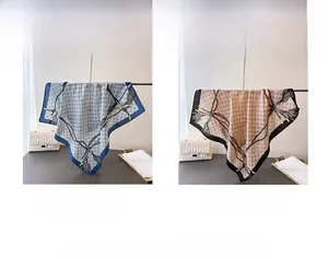 Détail de foulards vintage bleu marine et kaki avec motifs chaînes et glands
