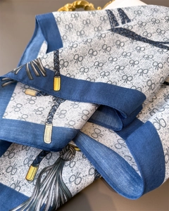 Détail du tissage sergé d'un foulard en soie vintage avec motifs cravache et nœuds