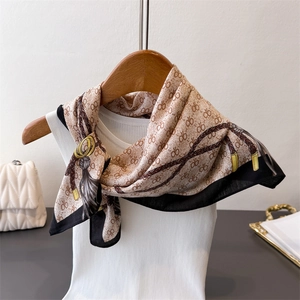 Carré de soie style équestre avec motifs de cordes et glands sur fond beige doux