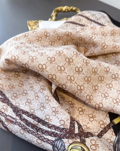 Détails de l'écharpe en lin beige rétro avec motifs de nœuds et textures de corde