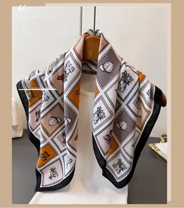 Détail de l'imprimé vintage cheval et calèche sur un foulard en soie à carreaux chevrons