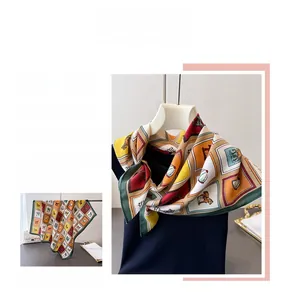 Détail macro d'un foulard élégant avec motif équestre et texture en soie brillante