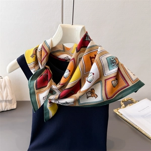 Élégant foulard en soie à chevrons avec motifs de chevaux classiques et cadres géométriques