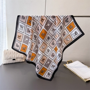 Élégant foulard en soie équestre avec motifs de chevaux et carreaux au décor chic