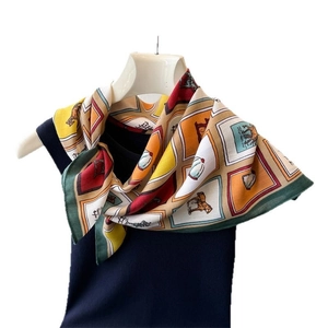 Carré de soie élégant motif à chevrons avec imprimé de chevaux et cadre géométrique coloré