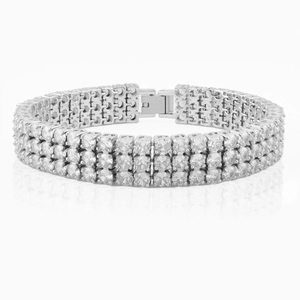 Dettaglio del bracciale tennis a tre file con zirconi e chiusura pieghevole argento