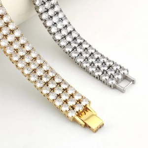 Dettaglio di bracciali tennis a tre file di zirconi placcati in oro 18 carati e argento