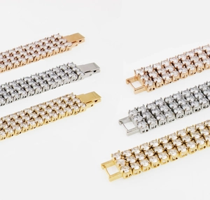 Vista dettagliata di bracciali tennis multifila con zirconi brillanti in varie finiture