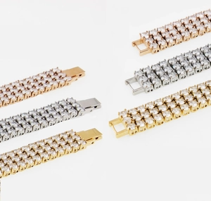Dettaglio ravvicinato di bracciali tennis a tre file in finiture oro, argento e rosa