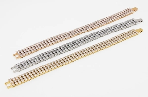 Vista dettagliata dei bracciali tennis a tre file in finiture oro, argento e rosa