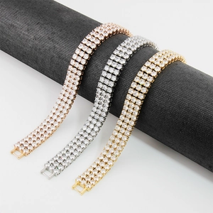 Dettaglio di bracciali tennis a tre file di zirconi in oro, argento e oro rosa