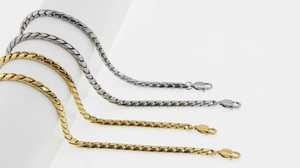 Vue détaillée des bracelets à mailles gourmette plates en or et argent avec fermoirs