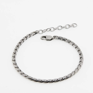 Bracelet élégant en acier inoxydable argenté avec maillons plats et fermoir réglable