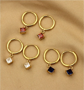 Drei Paar 18K Gold Creolen mit roten, klaren und blauen quadratischen Zirkonia