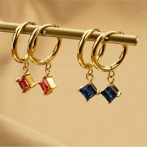 Set aus 18K vergoldeten Edelstahl-Ohrringen mit roten und blauen quadratischen Zirkonia