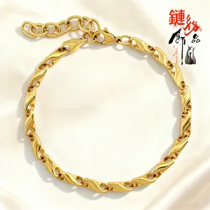 Bracelet doré poli avec maillons torsadés, fermoir mousqueton et chaînette de réglage