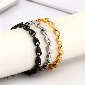 Bracelet à maillons en acier titane poli en finitions or, argent et noir pour hommes et femmes