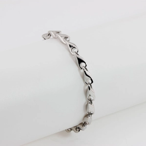 Détail macro du bracelet à maillons en acier inoxydable poli avec finition miroir brillant