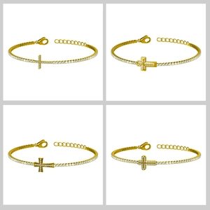 Détails du bracelet tennis doré avec pendentifs croix en zircon et fermoir réglable