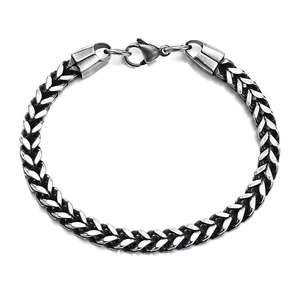 Bracelet chaîne Franco 5mm en acier inoxydable avec fermoir mousqueton sur fond blanc