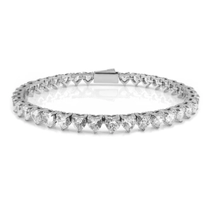 Dettaglio ravvicinato di un bracciale tennis in argento con zirconi a forma di cuore