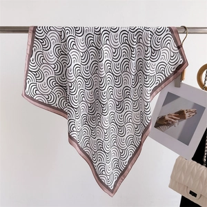 Detailansicht Seidenschal mit Wellenmuster, elegantem rotem Rand und weicher Textur
