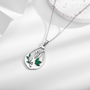 Collier goutte d'eau avec motif de feuille évidée et pierres vertes sur chaîne argent